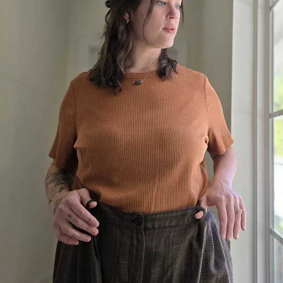 Ava & Viv Women's Short Sleeve Ribbed Top in Rust - Picture 3 of 8